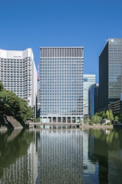 300棟強の保有ビルに対しテナント誘致活動を展開（写真は2014年11月にオープンした「日本生命丸の内ガーデンタワー」）