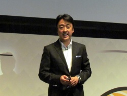 写真1●「AWS Summit Tokyo 2015」に登壇したファーストリテイリングの玉置肇グループ執行役員CIO（最高情報責任者）