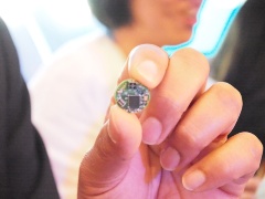 インテルやARMは、洋服のボタンぐらいのサイズで、無線通信機能を持つIoTデバイスを開発している。多くの「物」がこれらの小さなコンピュータでIoT化する。どちらも今年6月に開催された台湾Computexの各社の発表会で撮影したもの