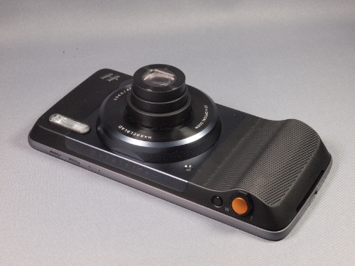 写真2●背面に、Moto Modsと呼ばれるオプションを装着できる。写真は、ズームレンズを内蔵するデジカメ機能を追加する「Hasselblad True Zoom」