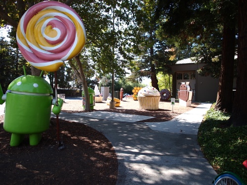 米Google本社の敷地内にあるAndroidの像（Statue）。手前が撮影時最新版だった「Lollipop」。Androidのマスコットが一緒になったのはAndroid 3.0こと「Honycomb」から。それ以前の「Cup Cake」などはお菓子そのままの像で、ここになければAndroidと関係があることさえ分からない