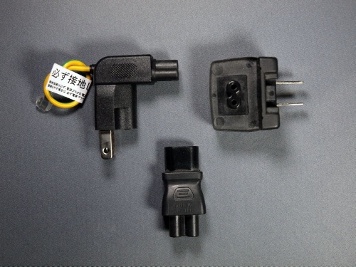 上は、ACアダプターに直接つける電源プラグ。電源ケーブルが不要になるので、出し入れがラクになる。左上が海外PCに多いミッキー型、右がメガネ型のアダプター。下は、ミッキー型のACアダプターにメガネ型のACケーブルを接続するための変換コネクター