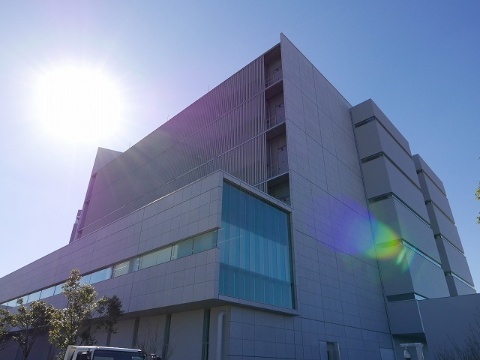 写真1●SCSKが2015年5月に開設した「netXDC千葉第2センター」。延べ床面積は1万5600平方メートル。同DCの開設で、SCSKが保有するDCの延べ床面積は合計で、約7万平方メートルになった
