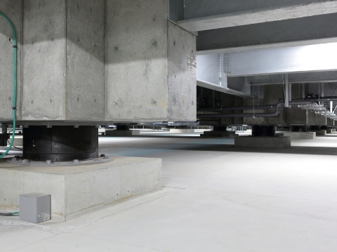 写真1●DCの建物の基礎には、耐震構造や免震構造など、地震対策が設けられている。写真は、野村総合研究所が2012年に開設した「東京第一データセンター」の免震装置。同DCでは、111基の積層ゴムを配置している