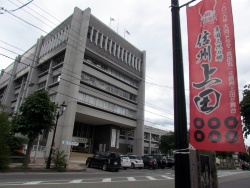 写真1●長野県上田市役所。真田氏ゆかりの地として知られる人口16万人の都市