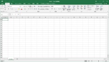Excel 2016（左）と「Excel 2013」（右）の画面。一部の色やセルの高さなどが変わっているものの、インタフェースの内容はほぼ変わらない
