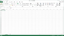 Excel 2016（左）と「Excel 2013」（右）の画面。一部の色やセルの高さなどが変わっているものの、インタフェースの内容はほぼ変わらない