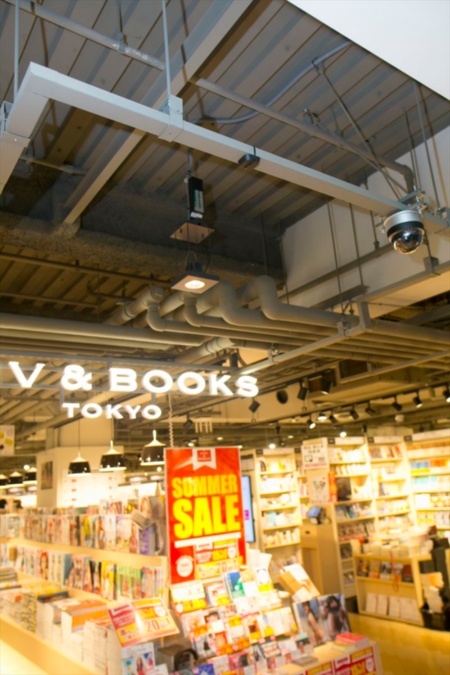 写真2●CD/DVDや書籍などをそろえる「HMV＆BOOKS TOKYO」。天井にビーコン端末が取り付けられている