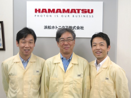 浜松ホトニクスでデジタルマーケティングに携わる（左から）河西良浩主任部員、鳥山尚史取締役、児玉裕信主任部員
