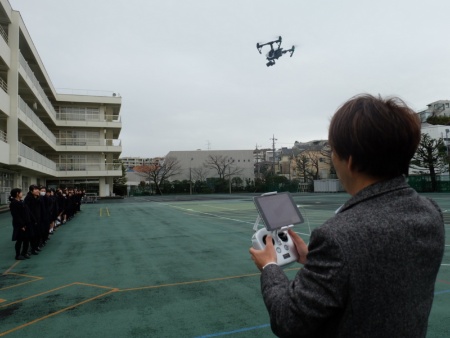 写真1●グラウンドを飛行するドローン。操縦しているのは日本マイクロソフトの業務執行役員である西脇資哲エバンジェリスト