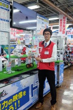 写真3●ドローン売り場を担当する青木氏。売り場に併設のビデオカメラコーナーも担当する