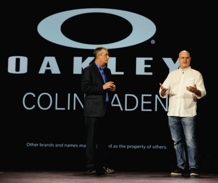図D CESの発表会場には、サングラスなどを扱う米オークリーのコリン・バーデンCEOも登場し、インテルとの協業を発表した