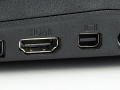 まずはPC側の端子形状を確認する。左の写真はスリム型デスクトップPC「LUV MACHINES Slim シリーズ LM-iHS602X-SH2」（マウスコンピューター）の背面。アナログRGB、DVI、DisplayPortがある。右はノートPC「LuvBook F シリーズ LB-F551X-SSD2」（同）の側面。HDMIとMini DisplayPortを備える