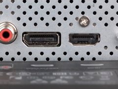 ディスプレイ側の端子の例。左の写真はDisplayPortとHDMI、右はDVIとアナログRGB