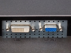 ディスプレイ側の端子の例。左の写真はDisplayPortとHDMI、右はDVIとアナログRGB
