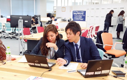 富士ゼロックスの加藤えり氏（左）と泉水亮介氏は東京・日本橋のサテライトオフィスを活用し、残業時間を減らしつつ営業効率を高めている