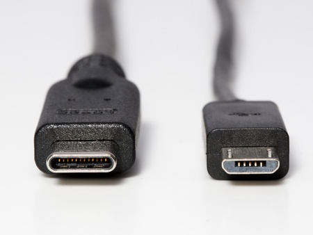 左がUSB Type-C、右が従来のMicro-USB。これまでの通常のUSB端子に比べて小さくなる