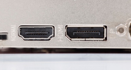 PC側のHDMI端子とDisplayPort端子