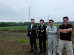 写真2●ドローンの活用に取り組み岩崎のメンバー。一番右が河手農場長、右から二番目が金子課長代理