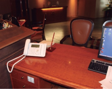 併用したIP電話機。フロントや各階のエレベーターホールにはSIP対応のビジネスフォンを設置