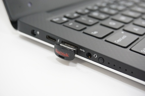 写真1●最近増えてきた非常に小さなUSBメモリーは、ファイルを渡した相手のPCに挿したまま忘れてしまうこともありうる