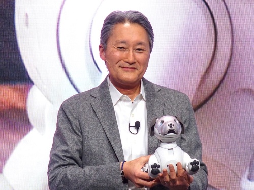 写真2●「aibo」を披露するソニー代表執行役社長兼CEOの平井一夫氏