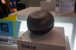 スマートスピーカーとAI音声認識を搭載したARグラスを展示したRokid