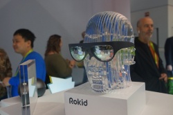 スマートスピーカーとAI音声認識を搭載したARグラスを展示したRokid