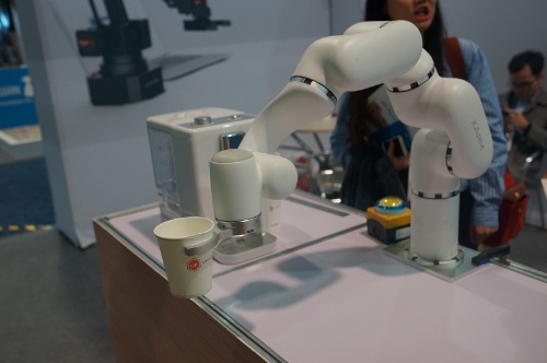 UFACTORYは「お茶汲み」アームロボットを展示。お茶を入れる人が誰なのかを認識して、何を入れるかといったことを判断し、好みの飲料を注ぐ