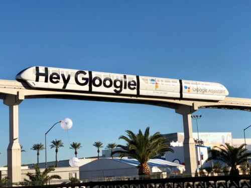 写真2●「Hey Google」ラッピングが施されたラスベガスモノレール