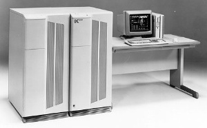 左は富士通の「FACOM K-10」。1984年出荷で、富士通が初めてオフコン市場のトップに立ったころの機種という。右は1988年出荷の「K-600」。CPUがマルチプロセッサになり、飛躍的に性能を向上させた機種