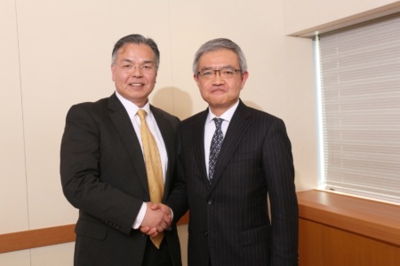 NECのCMO（最高マーケティング責任者）の清水隆明取締役執行役員常務（右）とシンフォニーマーケティングの庭山一郎代表取締役