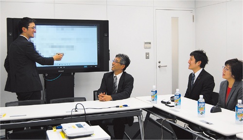 味の素の情報企画部はマイクロソフトの「Surface Hub」を会議に活用。左から徳久哲也氏、古川昌幸部長、米田崇人氏、定方美和子氏