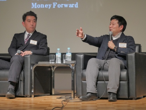 セブン銀行法人営業部長の伊藤 浩太郎氏（左）とマネーフォワード代表取締役社長CEOの辻 庸介氏