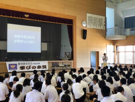 宮古島市立平良（たいら）中学校の3年生177人を体育館に集め、5人一組の35チームで演習してもらった