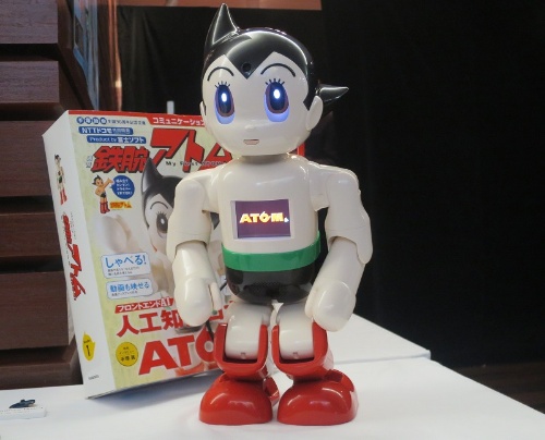 写真●鉄腕アトムを模したコミュニケーションロボット「ATOM」