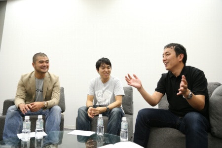 対談はラクスル本社で開催した。左から、ラクスルの泉雄介氏、メルカリの柄沢聡太郎氏、ヤフーの藤門千明氏