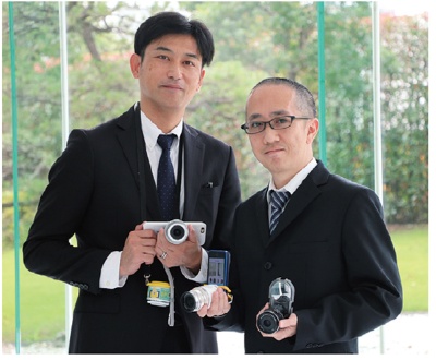 コンセプト作りから携わったオリンパスの石井謙介課長（右）。佐藤明伸グループリーダーと部門の枠を超えて協力し合い、製品化した