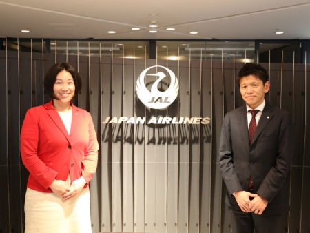 日本航空人財本部人事部ワークスタイル変革推進室の久芳珠子氏（左）と、調達本部調達第一部企画グループの埋金洋介グループ長