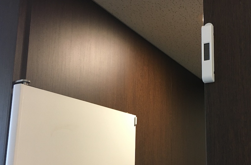 ソフトバンク本社ビルの男性トイレに取り付けられたドア開閉センサー