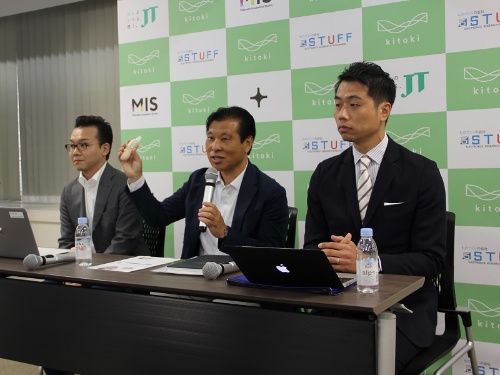 左から、日本たばこ産業たばこ事業本部R&D企画部の谷本侑成主任、スタッフの小山栄一代表取締役、マクアケの木内文昭取締役