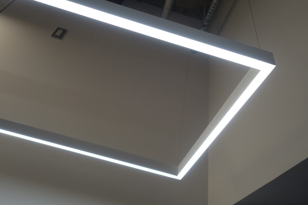 コーナー部も明るく、DNライティングがライン照明の新製品 | 日経
