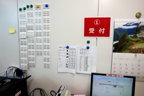データ復旧の受付。電話とWebのほか、東京・名古屋・大阪の各施設に故障した機器を直接持ち込める。