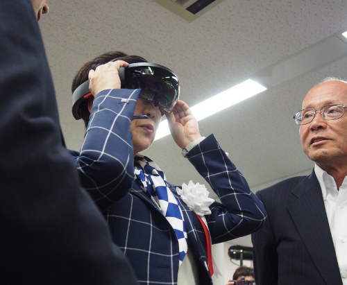 写真●テレワークのための製品やサービスのデモを体験する小池百合子東京都知事