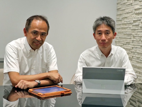 日清食品ホールディングスの喜多羅滋夫・執行役員CIOグループ情報責任者（左）と、情報企画部の中田武志課長