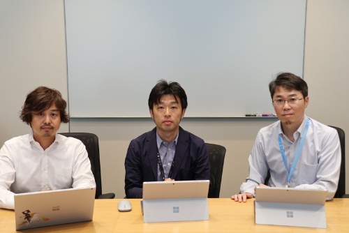 （左から）日本マイクロソフトWindows営業部の太田卓也テクノロジースペシャリスト、Windowsコマーシャルグループの石田圭志エグゼクティブプロダクトマネージャーと藤原正三エグゼクティブプロダクトマネージャー