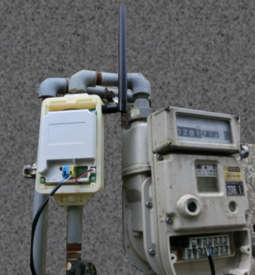 LPガスメーター（右）とLoRaWAN対応の無線子機（左）。通常は無線子機のところにと特小無線または有線で通信するNCUが付いている