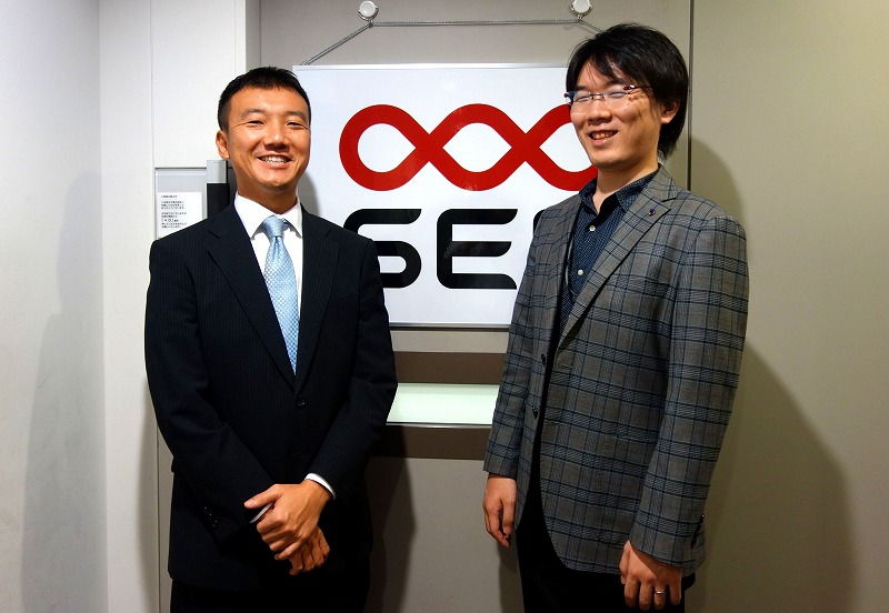 千の千葉伸明社長（左）と熊谷大地ものづくり部開発・運用グループリーダー