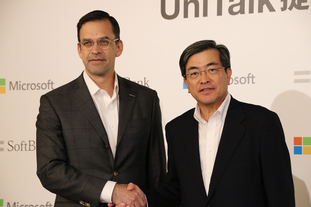 左から日本マイクロソフトの平野拓也社長、ソフトバンクの今井康之副社長兼COO