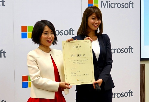 日本マイクロソフトの三上智子業務執行役員Microsoft 365ビジネス本部長（左）と、中小企業のWindows 10移行などを推進する「中小企業お助け隊」の公式アンバサダーに就任したタレントの稲村亜美さん